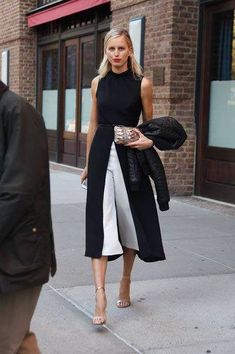 How To Wear Culottes, Weekend Mode, Fashion Usa, Black And White Outfit, Walking Down The Street, Checker Board, Styles Ideas, Fashion Office