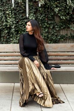 Pleated Maxi Skirt Outfit, Gold Pleated Skirt, Satin Skirt Outfit, Maxi Skirt Outfit, Accordion Skirt, Pleated Fashion, Best Gowns, Metallic Pleated Skirt, Satin Fashion