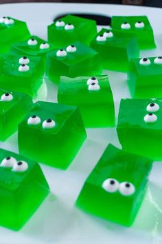 there are many green cubes with eyes on them