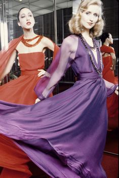 Best Halston Fashion Moments: Styles on Celebs & Runways [GALLERY] – Footwear News Studio 54 Fashion, Summer Vintage Outfits, Pat Cleveland, Halston Vintage, Halston Dress, Fashion 1970s, 70s Outfits, American Fashion Designers, 1970s Fashion