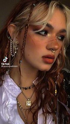 Pirate Makeup With Scar, Pirate Fairy Makeup, Pirate Costume Hair And Makeup, Pirates Costume Makeup, Pirate Costume Makeup Make Up, Pirates Women Costume, Pirate Cosplay Makeup, Pirate Aesthetic Hair, Pirate Inspired Hairstyles