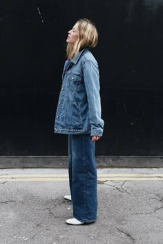 Double Denim Street Style, Looks Total Jeans, Double Denim Outfit, Jumpsuit Denim, Denim Street Style, Denim Jacket Outfit, Jean Large, All Jeans, Denim Outfits