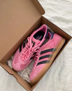 Adidas Gazelle Indoor Bliss Pink Purple 💗  Disponibili in negozio e su Mistereseller.com 🛍️  #mistereseller Shoes Coquette, Adidas Gazelle Pink, Shoes Gazelle, Pink Gazelles, Sneakers Cute, Air Jordan Nike, Dr Shoes