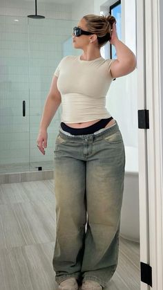 Plus Baggy Jeans Outfit, Basic Clothes Outfits, Midsize Aesthetic Outfits Summer, Summer Outfits With Baggy Jeans, Over Size Jeans Outfit, Plus Jeans Outfit, Baggy Pants Midsize, Baggy Style Plus Size, Size 6 Body Outfits