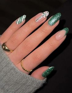 Christmas Nails 2023 Almond Shape, New Years Nail Designs Green, Green Glitter Nail Art, Green Glitter Nails Christmas, Christmas Nails Green Glitter, Green Sparkly Christmas Nails, Sparkly Green Christmas Nails, Christmas Nails 2023 Green, Green Glitter Nail Designs