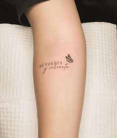 a woman's leg with a tattoo that reads, se fette d'unilemente