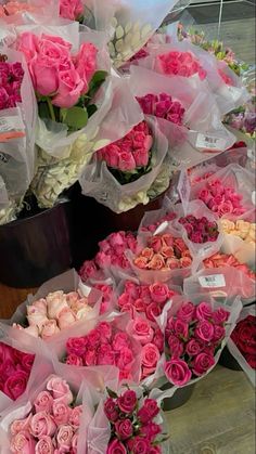 many pink and white flowers are on display