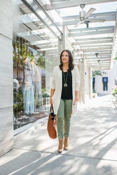 Olive Green Cardigan Outfit, Ivory Cardigan Outfit, Cardigan Outfit Casual, Green Cardigan Outfit, Olive Pants Outfit, Olive Green Pants Outfit, Summer Work Fashion, Pants Outfit Work, Green Pants Outfit