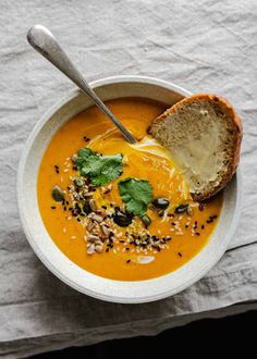 Creamy, rich, carrot, coconut and ginger low FODMAP soup. Quick, nutritious, big batch food that's delicious any day of the week. Fodmap Soup, Fodmap Lunch, Fodmap Recipes Dinner, Soup Quick, Low Fodmap Recipes Dinner, Gerd Diet, Low Fodmap Diet Recipes, Ibs Diet, Fodmap Diet Recipes