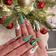 Nail Noel, Xmas Nail Art, December Nails, Red Christmas Nails, Holiday Nail Designs, Mirror Nails