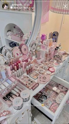 Koleksi Makeup, Penyimpanan Makeup, Makeup Beauty Room, Makeup Collection Goals, Alat Makeup, Girly Makeup, Dream Bedroom Inspiration, Girly Room, Fancy Makeup