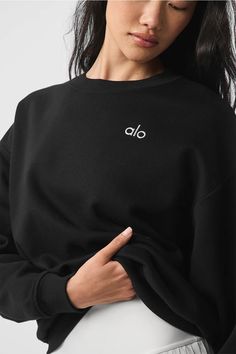 Accolade Crew Neck Pullover - Black | Alo Yoga Black Sweater Best, Accessories For Crew Neck, Womens Athleisure, Sweatpants And Sweater, Bday Wishlist, Matching Sweats, Designer Activewear, Gray Accessories, Black Crewneck Sweatshirt