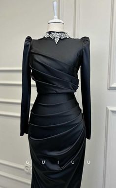 Fitted Full-length Long Sleeve Evening Dress, Luxury Fitted Long Sleeve Dress With Draped Sleeves, Elegant Fitted Long Sleeve Thobe, Elegant Fitted Black Abaya, Prom Dress With Long Sleeves, Elegant Long Sleeve Satin Abaya, Homecoming Dresses Bodycon, Simple Prom Dress Long, Classic Prom Dress