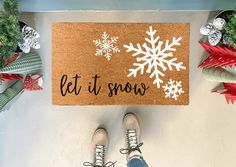 Welcome Christmas visitors with a warm welcome this holiday season with our Let it Snow Doormat! It'll have your porch looking wintry with bold black lettering, and a flurry of white snowflakes! The perfect way to add cozy cheer this yuletide! Winter Door Mats Diy, Christmas Doormat Svg, Winter Welcome Mat, Doormat Painting Ideas Christmas, Christmas Painted Doormat, Christmas Doormat Ideas Diy, Seasonal Door Mats, Winter Doormat Ideas, Diy Christmas Welcome Mat