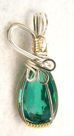 Emerald pendant, wire wrapped Emerald jewelry Wire Jewelry Patterns, Wire Wrapping Diy, Wire Wrapped Jewelry Diy, Wire Wrapped Jewelry Tutorials, Bijoux Fil Aluminium, Green Pendant, Wire Jewelry Tutorial, Wire Jewelry Designs, Diy Wire Jewelry