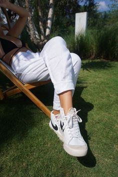 White loose utility style painters pants - outfit inspo for styling women's high top sneakers Nike Hightops Outfit, Hightop Sneakers Outfit, Hightop Sneaker Outfits Women, Hightop Sneaker Outfit, High Top Outfit, White Painters Pants, High Tops With Shorts, High Tops Outfit, Cool Pants