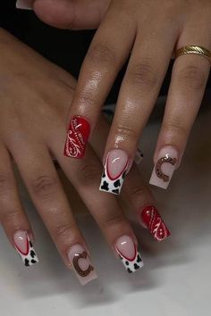 Calling all cowgirls! These square-shaped nails mix red bandana prints, black-and-white cow print, and all things Wild West. Yeehaw with an extra dose of glam! 🐄🔴 Nails With Horseshoe Design, Cowboy Acrylic Nails, Western Print Nails, Western Cowgirl Nails, Red Western Nails Acrylic, Boots And Hearts Nails, Cowgirl Theme Nails, Short Square Western Nails