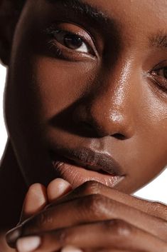 Portrait Outdoor Photography, Clear Skin Vision Board, Black People Aesthetic, Skin Vision Board, Makeup Brushes For Beginners, Makeup Mood Board, Moisturizer Skin Care, Minimal Makeup Look, Wellness Aesthetic