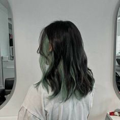 Black Hair Inspo Short, Green Hair Streaks, Hair Inspo Short, Short Hair Aesthetic, Underdye Hair, Hidden Hair Color, Peekaboo Hair