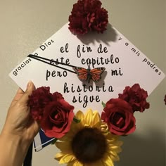 a hand holding a piece of paper with flowers on it that says, el frim de epitotiveo perio mi hierna sique