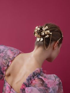 Discover the meaning of elegance with our luxury collection of bun cages, plated with 14K gold and adorned with stunning Swarovski crystals. These ornate hair accessories feature a distinctive caged design, encasing your bun securely, with a slender pin attached to smoothly hold it in place, ensuring a polished and glamorous updo. Perfect for weddings, galas, or turning heads on any special occasion. 💍🌹 Epona Valley, Hair Accessories Braids, Shot Hair, Gorgeous Bouquet, Luxury Hair Accessories, Bridal Handbags, Medium Short Hair, Shot Hair Styles, Your Hairstyle