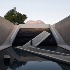 stairs leading up to the top of an outdoor swimming pool with steps going down it