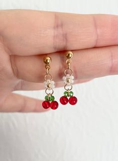 🌼🍒Daisy and Cherry earrings🍒🌼 Tiny and cute̴̛ᴗ⁍̴̴̛̛ᴗ⁍̴̴̛̛ᴗ⁍̴̛⁎) Total 26mm long Flowers 6mm Cherry 6*8 mm Made with 2mm seed beads and 3mm, 5mm glass beads Cherry Beads Earrings, Cherry Jewelry Diy, Earring With Beads, Beaded Earrings Studs, Cherry Beaded Earrings, Diy Cherry Earrings, Earing Ideas Beads, Cute Earring Ideas, Cute Handmade Earrings