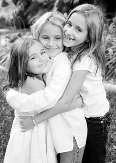 Sibling Photography Poses, Sibling Pictures, Family Photos With Baby, Sister Photography, Sister Poses, Sibling Poses, Children Photography Poses, Sibling Photography, Sibling Photos