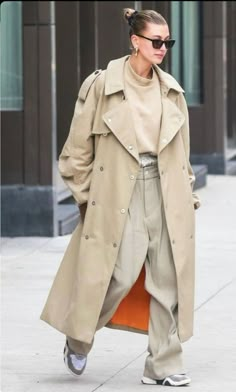 Oversized Trench Coat Outfits, Long Trench Coat Outfit, Beige Trench Coat Outfit, Trench Coat Street Style, Trench Outfit, Estilo Hailey Baldwin, Oversize Outfit, Hailey Baldwin Style, Oversized Trench Coat