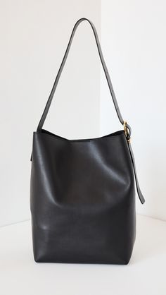 Madewell The Essential Bucket Tote in Leather | Shopbop Madewell Purse Black, Madewell Camera Bag Black, Madewell Black Tote, Black Madewell Tote, Madewell Tote Black, Bucket Totes, Madewell Bucket Bag, Bucket Bag Outfit, Popcorn Basket