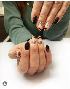 Simple Halloween Nails Short Almond, Nails Different Designs Each Finger, Cute Fall Nails Acrylic, Easy Halloween Nails, Spider Webs Halloween, Nails For Beginners, Halloween Nails Easy, Halloween Acrylic Nails