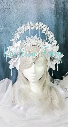 This snow queen / winter goddess halo crown is a white pearls and snowflake crown. A stunning and detailed winter wonderland headpiece to be the crowning glory of your outfit and take it to a whole other level. Mounted to a toothed headband and reinforced with metal, this piece is easy to wear and can be slightly adjusted for comfort and fit (there's a video on my TikTok page explaining how to do this).  It is comfortable and spectacular. Adorned with loads of artificial pearls, shimmery beads a Halo Flower Crown, Cj Core, Snowflake Accessories, Winter Wonderland Costume, Goddess Halo Crown, Snowflake Costume, Snow Crown, Headpiece Halo, Fantasy Fits