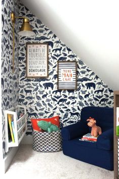 a child's room decorated in blue and white