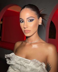 Hottest Haircuts, Coachella Makeup, Blue Eyeshadow Looks, Fashion Outfits Dresses, Blue Makeup Looks, Eye Makeup Styles, Barbie Makeup, Formal Makeup, Outfits Dresses