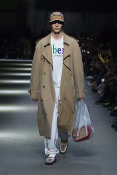 Trench Coat Street Style, Trench Outfit, Archive Logo, Dapper Outfit, Trench Coat Outfit, Trench Coat Style, Burberry Trench, Burberry Trench Coat