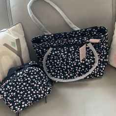 Super Cute Navy Blue Floral Print Kate Spade Tote Bag With Matching Cosmetic Bag, Still Has Protective Covers On Handles. Smoke Free Home Quilt Bag, Kate Spade Logo, Floral Tote Bag, Laptop Tote, Kate Spade Totes, Kate Spade Tote Bag, Reversible Tote, Large Leather Tote, White Tote