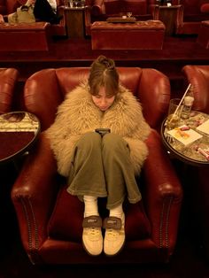 Coat Casual Outfit, Fluffy Fur Coat, Frazzled English Woman, Fur Coat Outfit, Kei Visual, The Cardigans, Baby Boomer, Coat Outfits