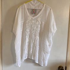 Johnny Was Loose Fitting Top Size- Small Color- White Gorgeous Embroidered See Through Blouse // Loose Fitting// Short Sleeve// Side Slits// Floral Embroidery/ Approximately 24 Inches Pit To Pit And 18 Inches Length Pit To Bottom Excellent Condition Summer White Kaftan With Intricate Embroidery, White Chikankari Embroidered Top For Beach, Loose Fitting Tops, Loose Blouse, Johnny Was, Floral Embroidery, Color White, Loose Fitting, Womens Tops