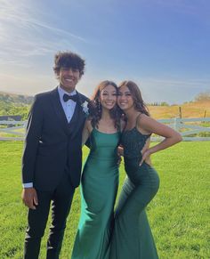 Matching Grad Dresses, Zapaka Dress Prom, Zapaka Green Dress, Matric Dance Dress, Marti Grad Outfit, Prom Ig Pics, Green Prom Dress With Date, Graduation Dress Green, Green Prom