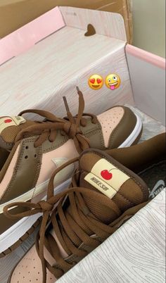 Stile Kylie Jenner, Dr Shoes, Trendy Shoes Sneakers, Jordan Shoes Girls, All Nike Shoes, Cute Nike Shoes, Fresh Shoes, Hype Shoes, Girly Shoes