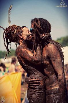 Even the birds are chained to the sky... Rainbow Gathering, Hippie Couple, Hippie Culture, Psy Art, Hippie Love, Dread Hairstyles, Dreadlock Hairstyles