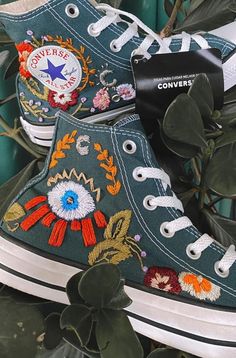 Shoe Art Ideas, Converse Embroidery, Embroidered Converse, Dr Shoes, Diy Vetement, Embroidery Shoes, Embroidered Shoes, 자수 디자인, Hype Shoes