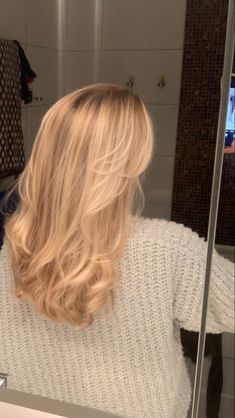 Log Length Hair With Layers, Layered Hair Blonde Medium, Face Frame Mid Length Hair, Blonde Hair Face Framing Layers, Blonde Medium Length Hair With Layers Straight, Medium Blonde Haircut, Scandinavian Haircut, Blonde Mid Length Hair With Layers, Layered Hair Unstyled