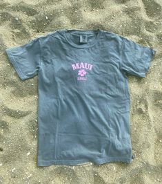 Looking for an awesome way to show where you've traveled or loved? This trendy Maui comfort colors t shirt is perfect! Featuring a white distressed Maui graphic on a super soft gray comfort colors tee, this Brandy Melville inspired design is perfect to finish off your trendy, oversized look! This T Shirt is super cute and great for instagram photos! Makes a great gift for a friend, or for yourself! Please note: This item is PRINTED, not embroidered. Printed on a soft, 100% cotton comfort colors Preppy Sweatshirts, Trendy Crewneck, Comfort Gray, Cute Preppy Outfits, Comfort Colors Tee, T Shirt Oversized, Trendy Tshirts, Oversized T Shirt, Grey Shirt