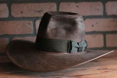 Inspired by the hat worn by Hugh Jackman in Stephen Sommers' film ﻿Van Helsing﻿. 100% handmade leather replica Custom made to order: 8-12 weeks PLEASE TAKE A MOMENT TO READ OUR RETURN/REFUND POLICY and all conditions of sale in our Service Policy at http://baronhats.com/index.php/customer-service * Disclaimer: "Van Helsing", is TM and © (or copyright) by Universal Pictures/Sommers Company. Any reproduction, duplication or distribution of these materials in any form is prohibited. This web site, Van Helsing 2004, Los Angeles Street, Van Helsing, Western Hats, Universal Pictures, 12 Weeks, Hugh Jackman, Monster Hunter, Handmade Leather