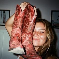 Traje Cowgirl, Cowgirl Summer, Foto Cowgirl, Miley Stewart, Red Cowboy Boots, Cowgirl Aesthetic, Vintage Americana, May 11, Cowgirl Boots