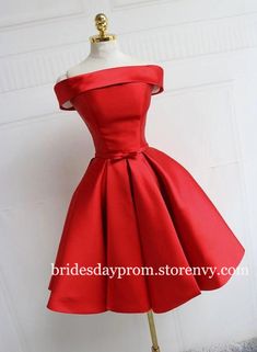 Sweet 16 Dresses Red Short, Red Dresses Formal Short, Damas Red Dress, Red Damas Dresses, Red Quince Theme Damas, Damas Outfits Quinceanera Red, Red Formal Dress Short, Red Dama Dresses, Red Prom Dress Short