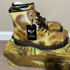 Dr. Martens 1460 The National Gallery Sunflowers Boot Van Gogh Bnib. Never Tried On. Released In 2022. Sold Out. Mens Size 8 / Womens Size 9. Ships Same Or Next Day Of Purchase! From A Smoke-Free Home. Icon Meets Masterpiece. In Collaboration With The National Gallery, Dm’s Original 8-Eye Is Reworked With Van Gogh’s Ground-Breaking Impressionist Painting. Constructed From Soft, Comfortable Backhand Leather. Completed With Brushed-Gold Eyelets And Dark Brown Laces. Signed With An Airwair Heel Loo Dr Martens National Gallery, Doc Martens Mens, Sunflower Boots, Doc Martins Boots, Jadon Boots, Combat Boots Men, Steel Toe Boots, Steel Toe Work Boots, Men’s Boots