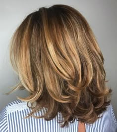 hochsteckfrisuren-einfach-und-schnell-mittellange-haare-blond-schattierungen-des-blonden Thick Hair Cuts, Modern Haircuts, Haircuts For Fine Hair, Modern Hairstyles, Medium Hair Cuts, Tan Skin