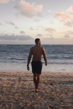 Foto de hombre en la playa Man On The Beach Photography, Guy Beach Poses, Posing At The Beach, Men’s Beach Poses, Men Beach Photos, Poses For Beach Photos, Beach Photography Poses Men, Men At Beach, Beach Pics Men